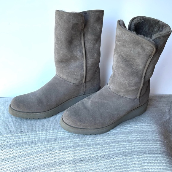 UGG Kristin Wedge Boot - size 9.5 - Picture 1 of 7